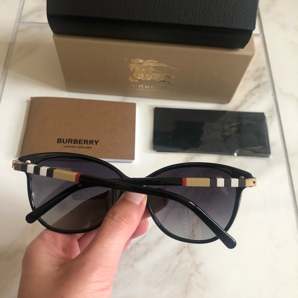 🔥NEW BURBERRY SUNGLASSES 🔥 - Picture 4 of 12